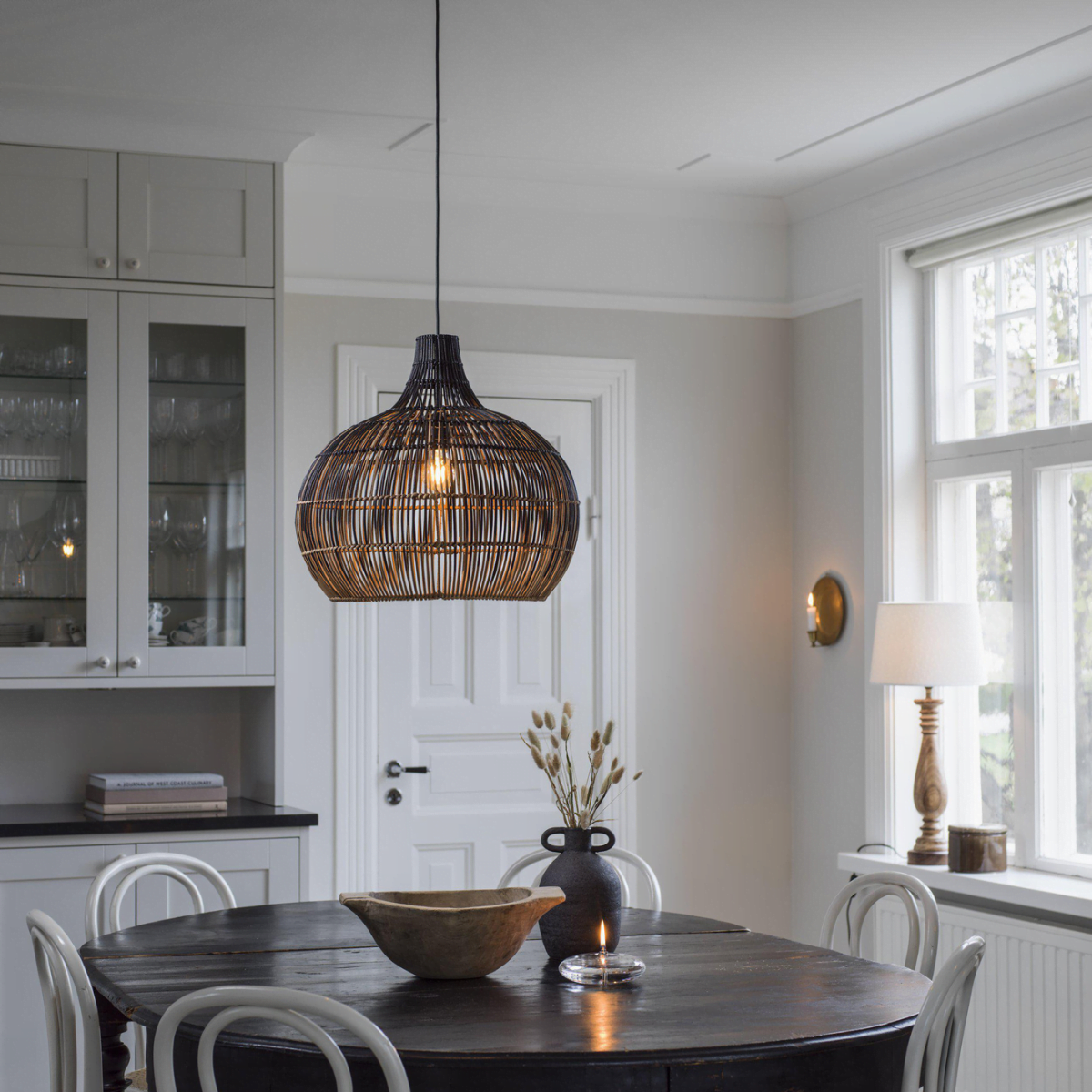 Moderne bruine hanglamp met minimalistisch ontwerp, ideaal voor kleine en stijlvolle interieurs.